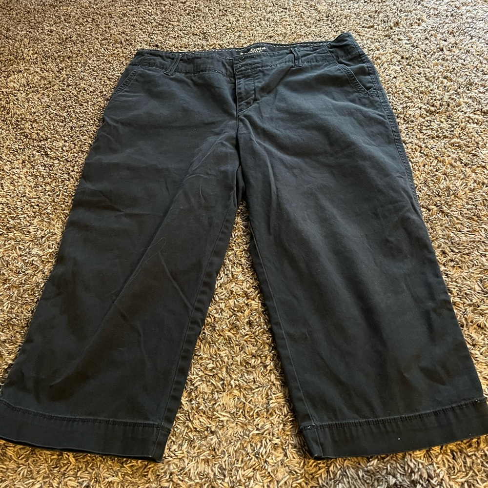 Black capri pants